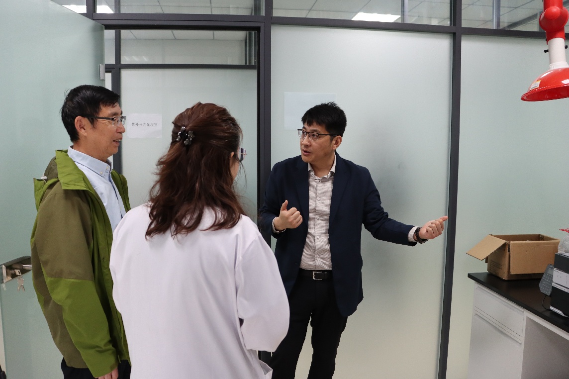 男人和女人站在房间里AI 生成的内容可能不正确。