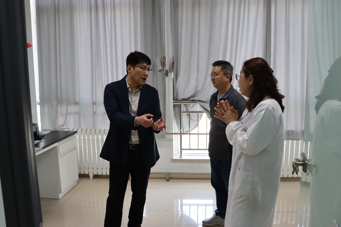 男人和女人站在镜子前AI 生成的内容可能不正确。